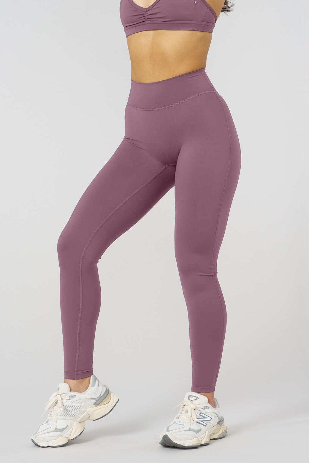 Back angle showing V seam detail on high rise urban leggings