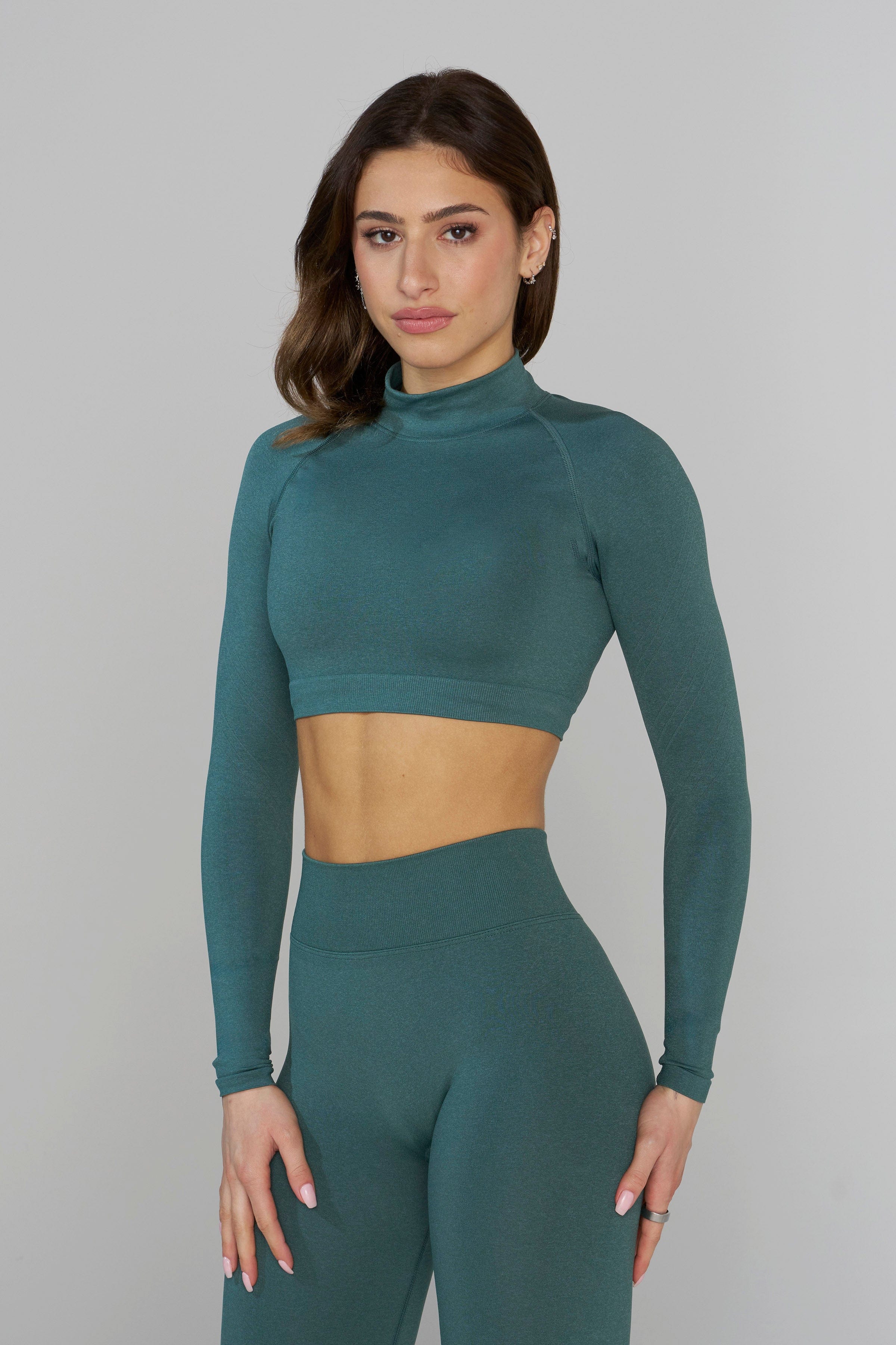 Model wearing the seamless curve crop top in a gym setting.