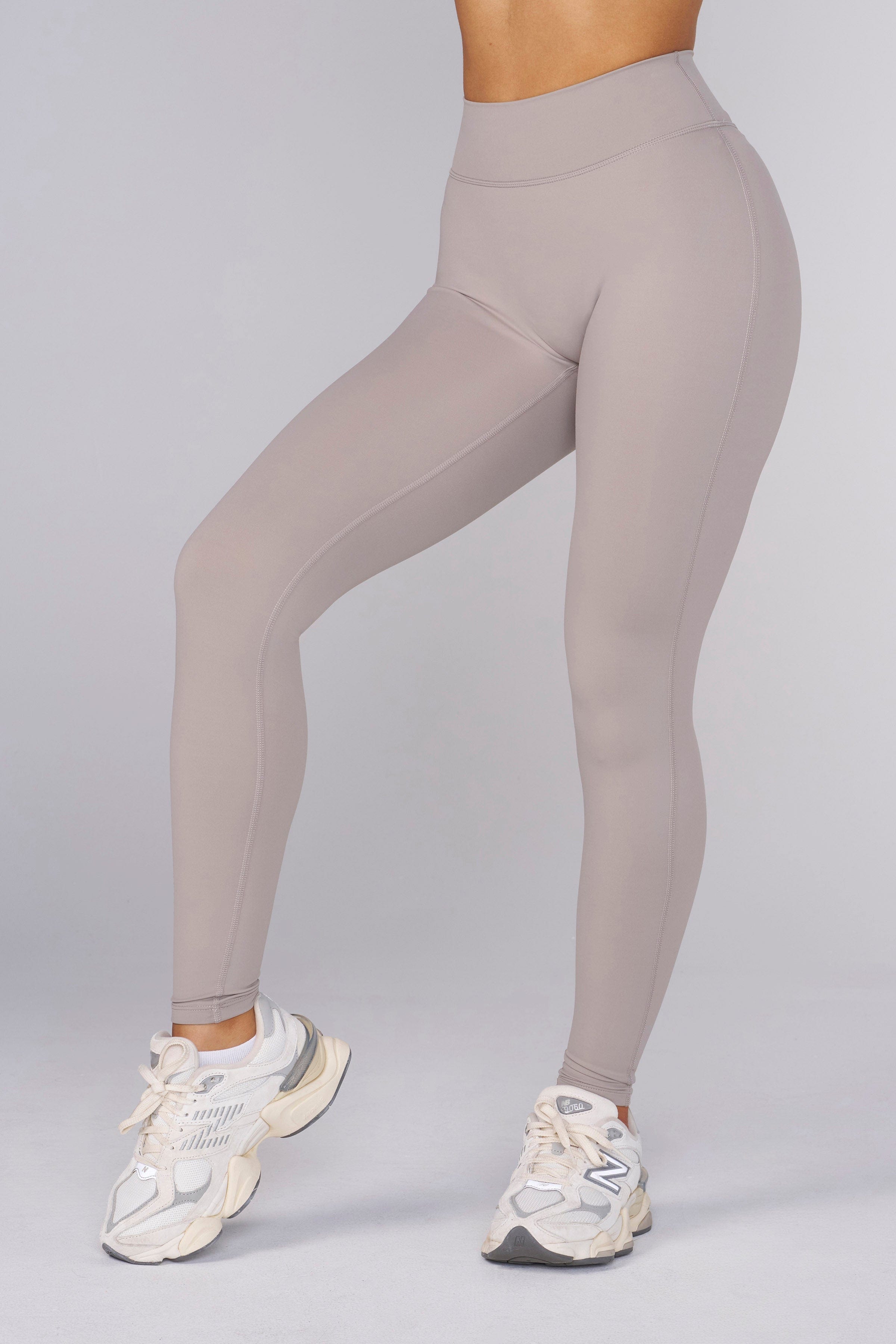 Back angle showing V seam detail on high rise urban leggings