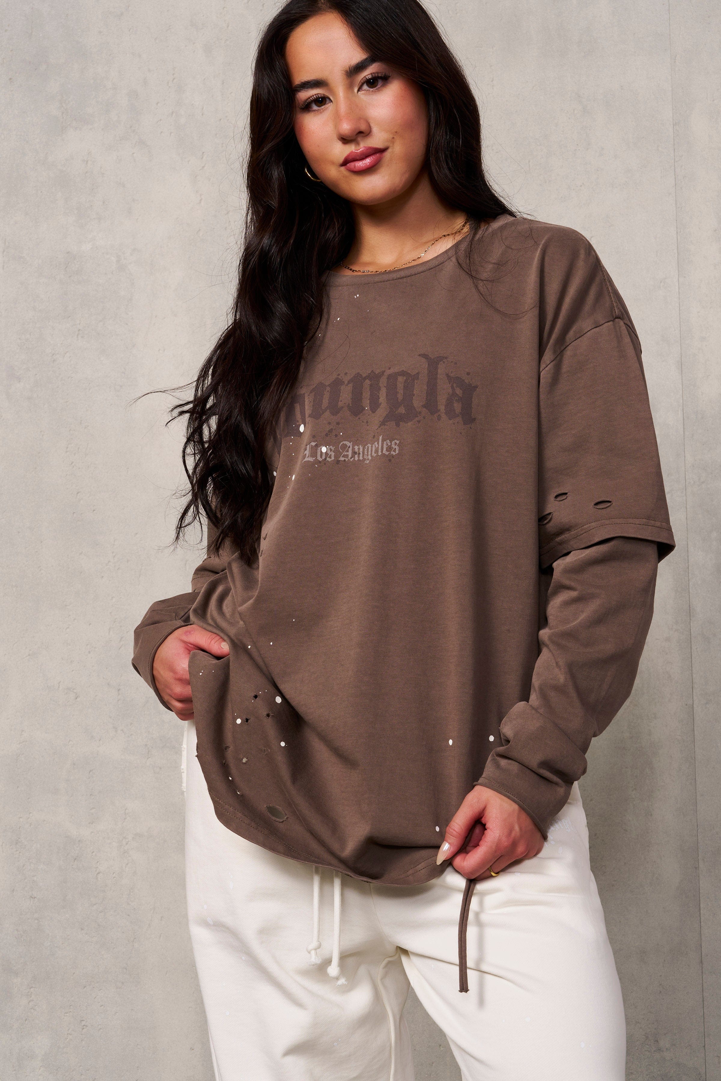Model showcasing relaxed fit of oversized t-shirt in casual look.