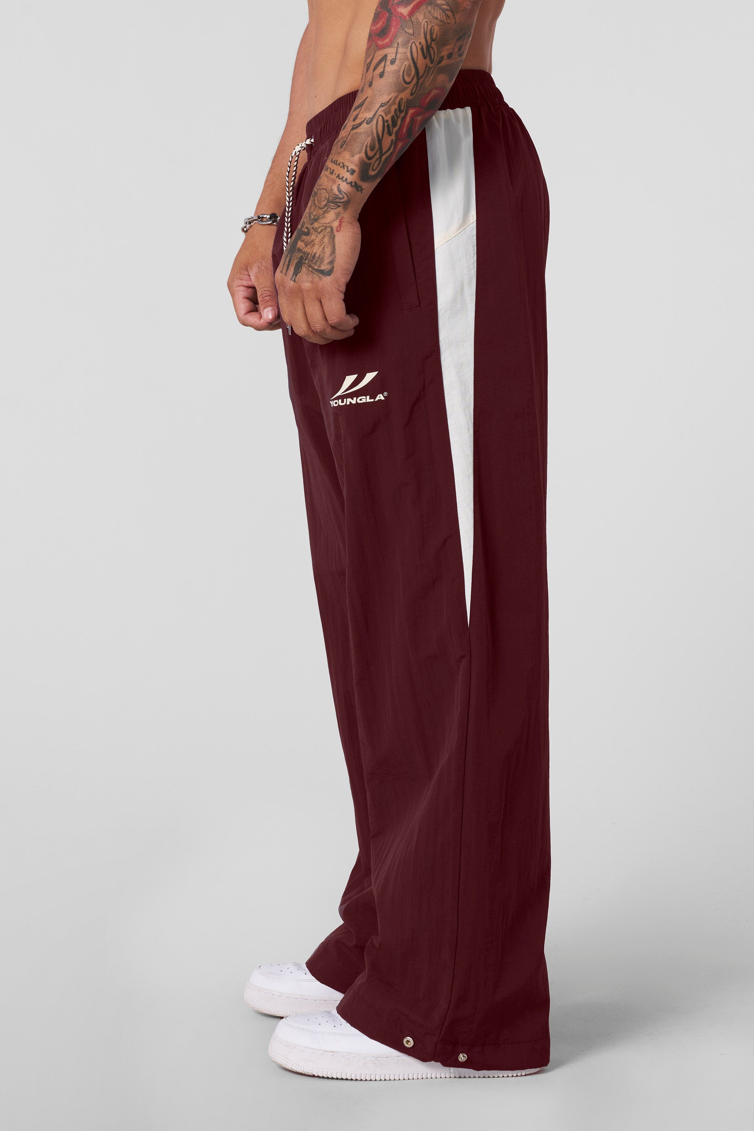 Model wearing retro baggy cargo pants in a snowy landscape.