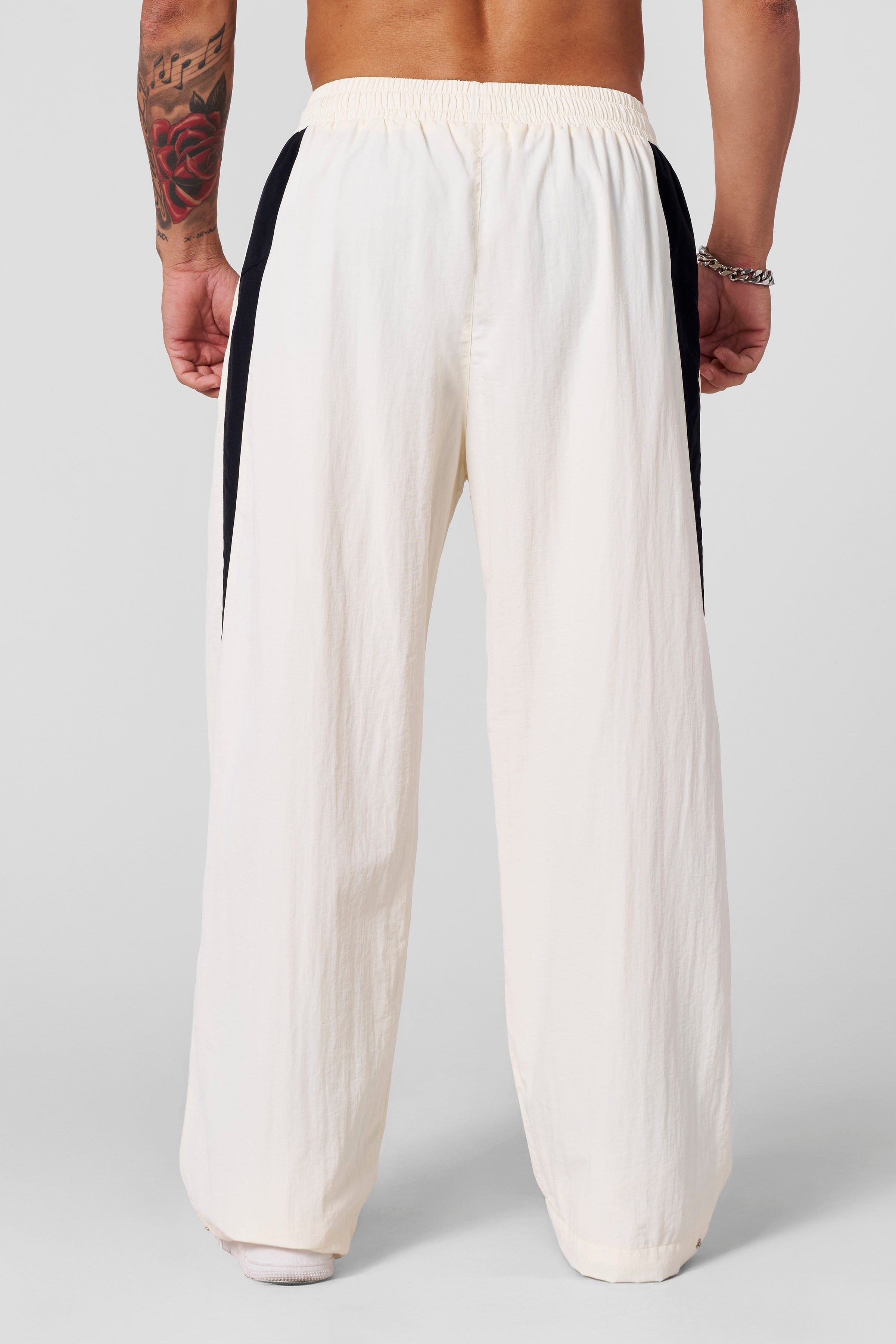Model wearing retro baggy cargo pants in a snowy landscape.