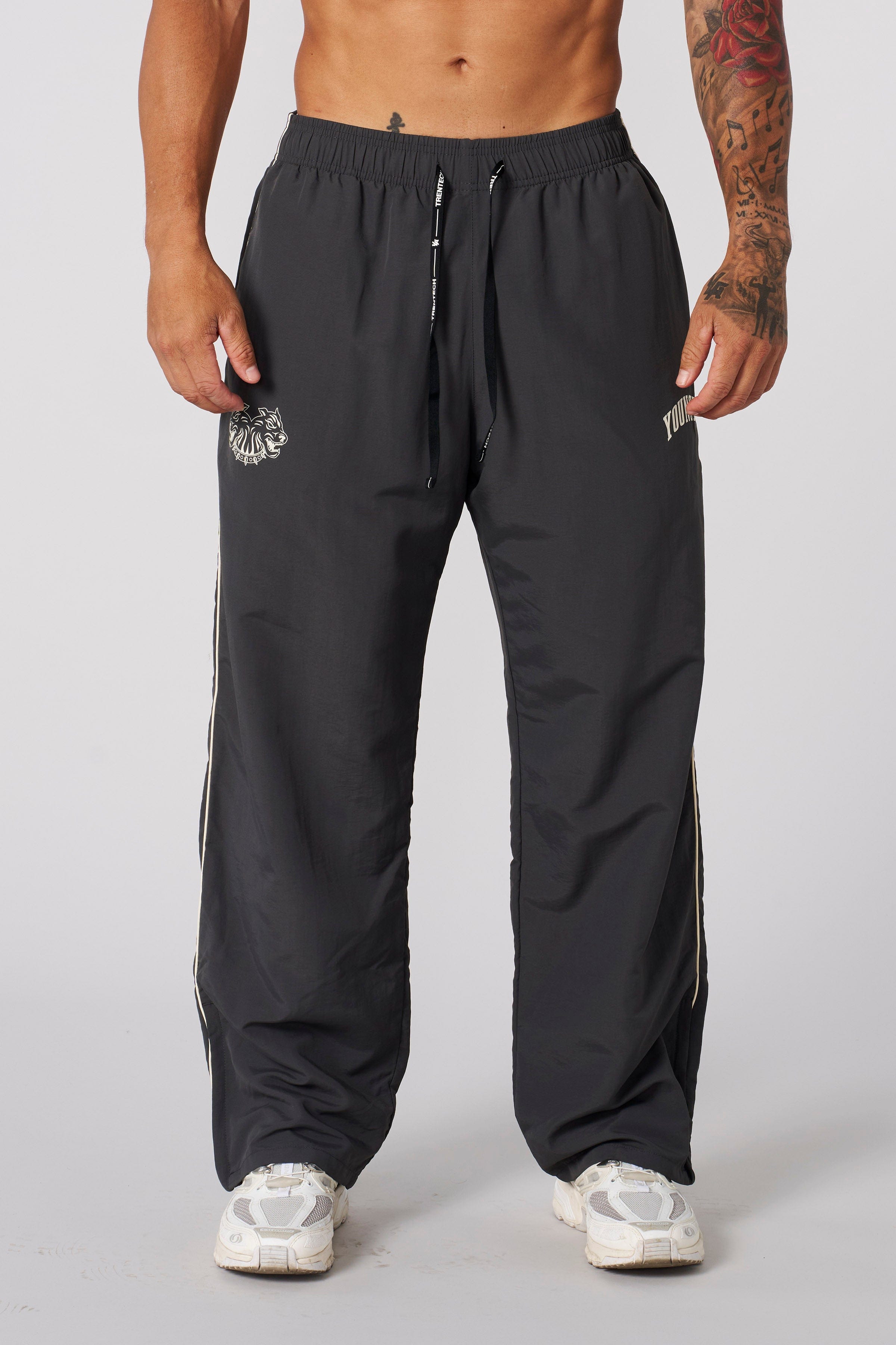 Tren Twins grey joggers on model showcasing vintage design.