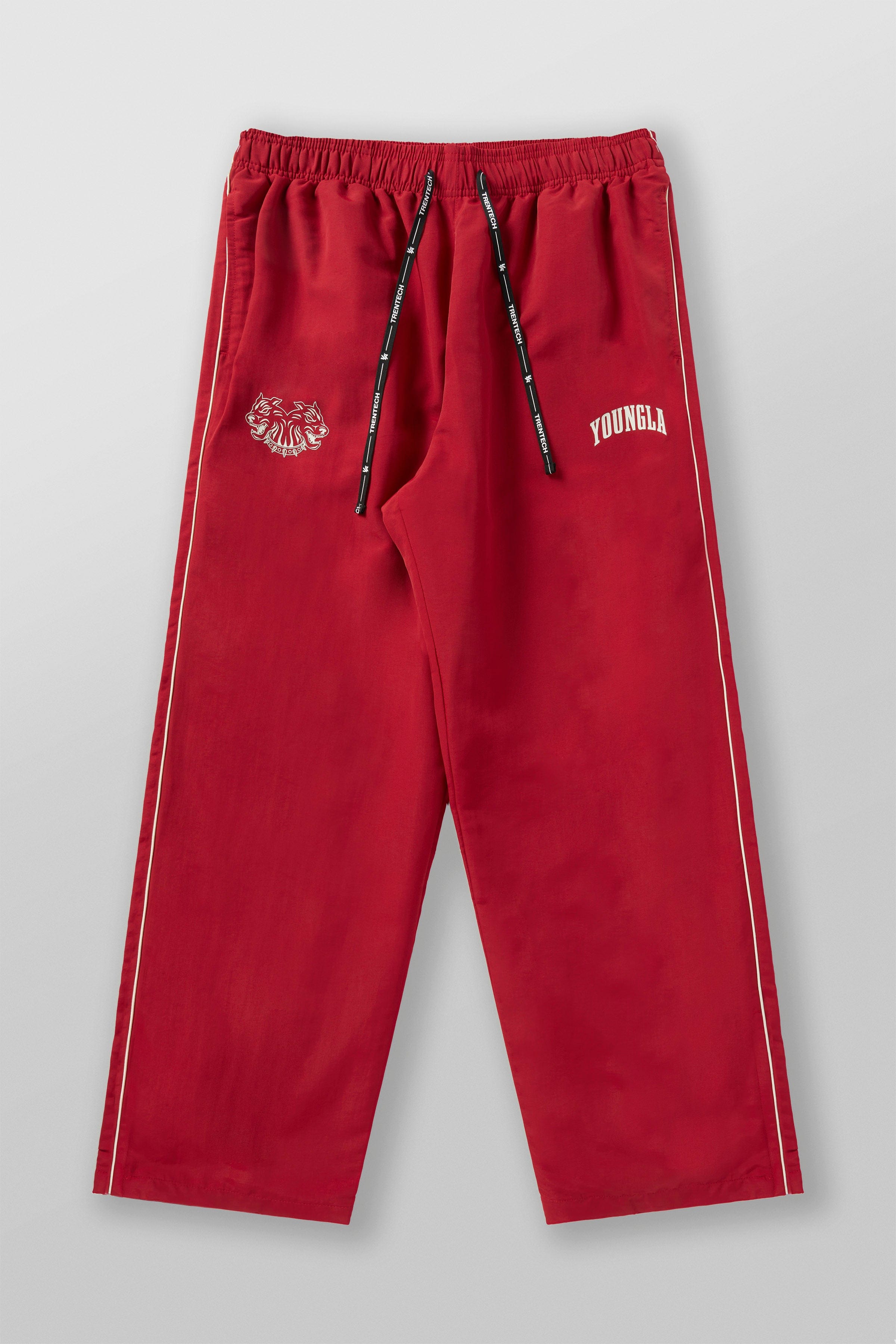 Tren Twins grey joggers on model showcasing vintage design.