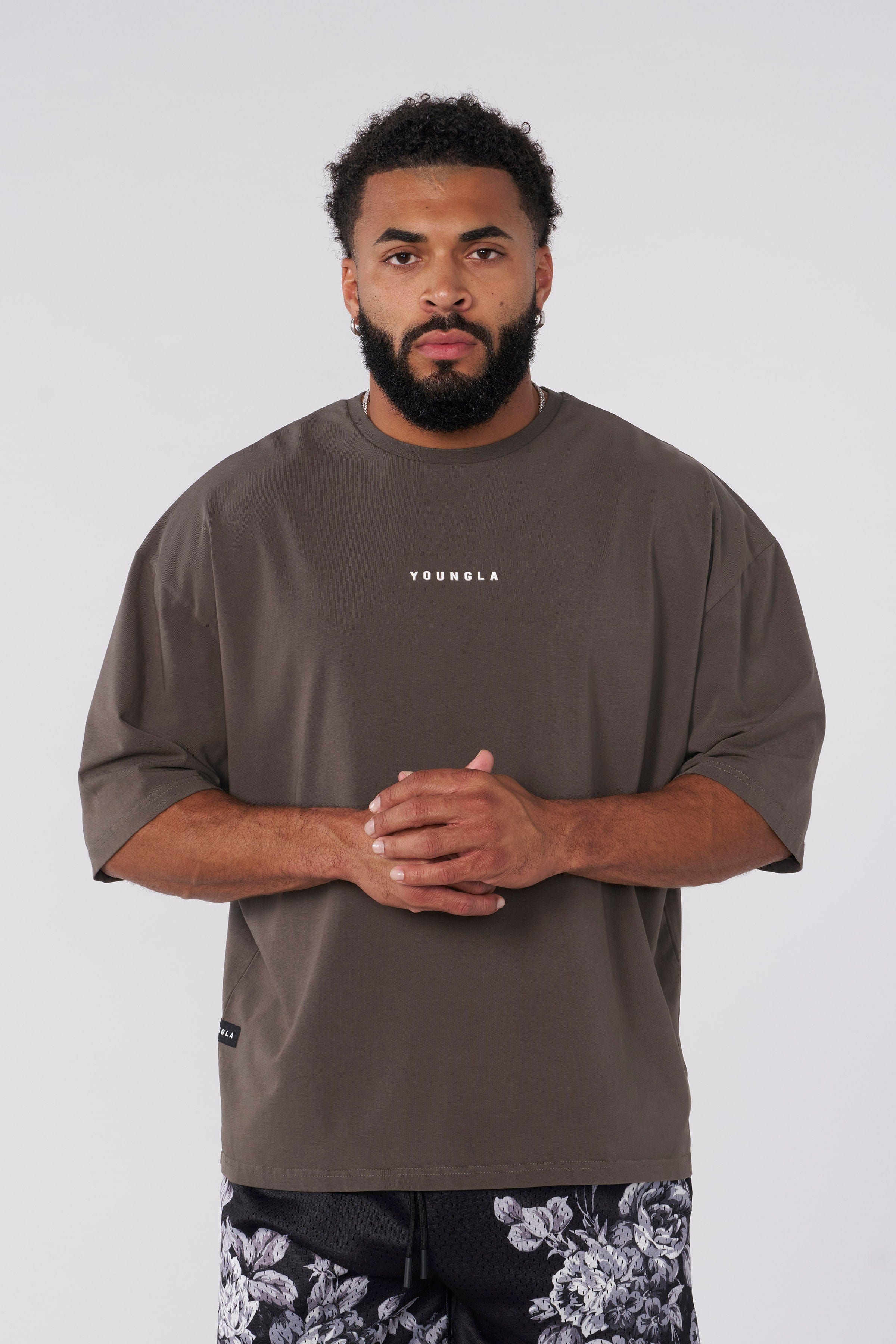 Front view of oversized t shirt men in relaxed fit, ideal for casual wear