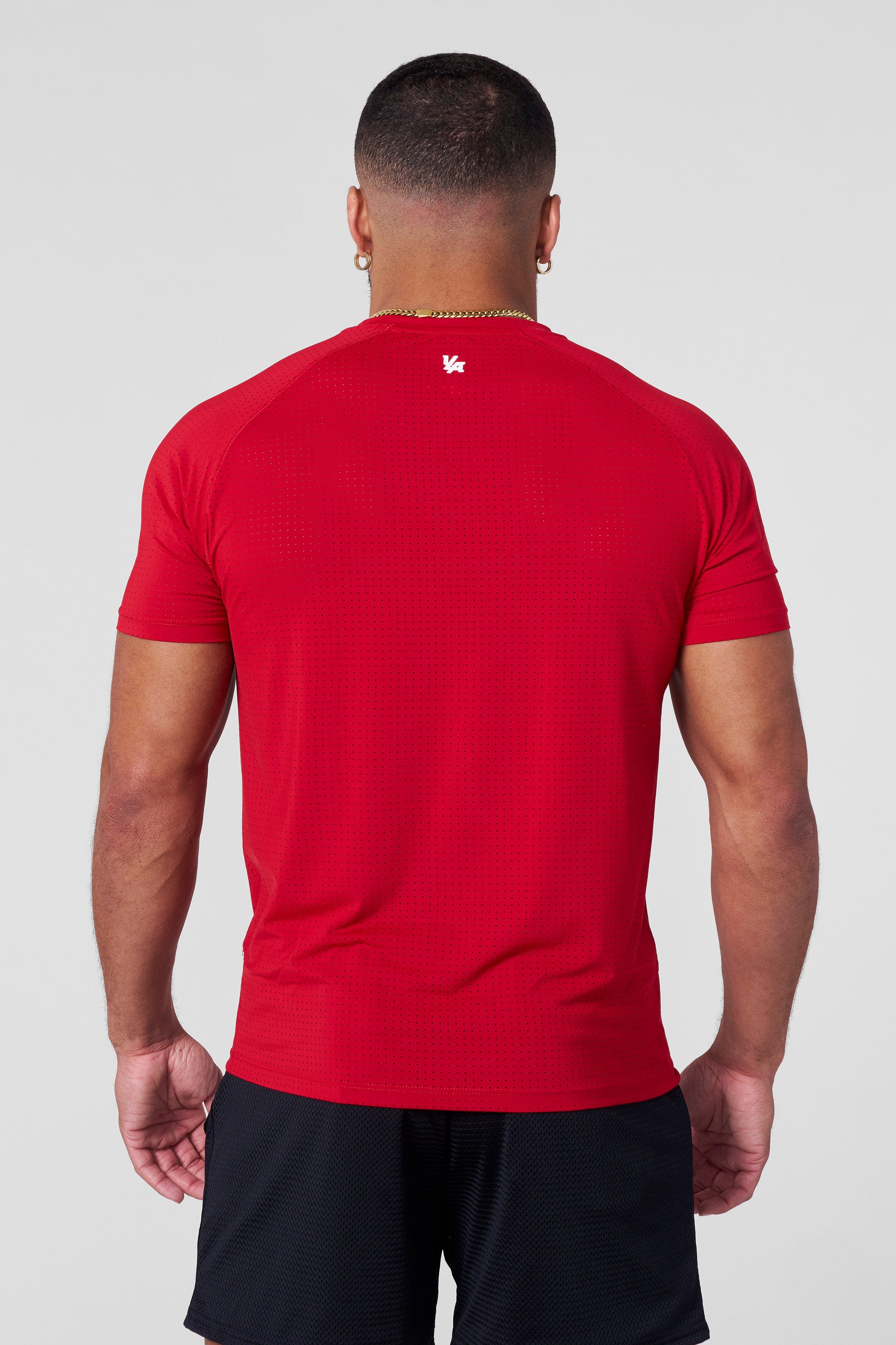 Front view of AeroMesh shirt in black, worn during a gym workout