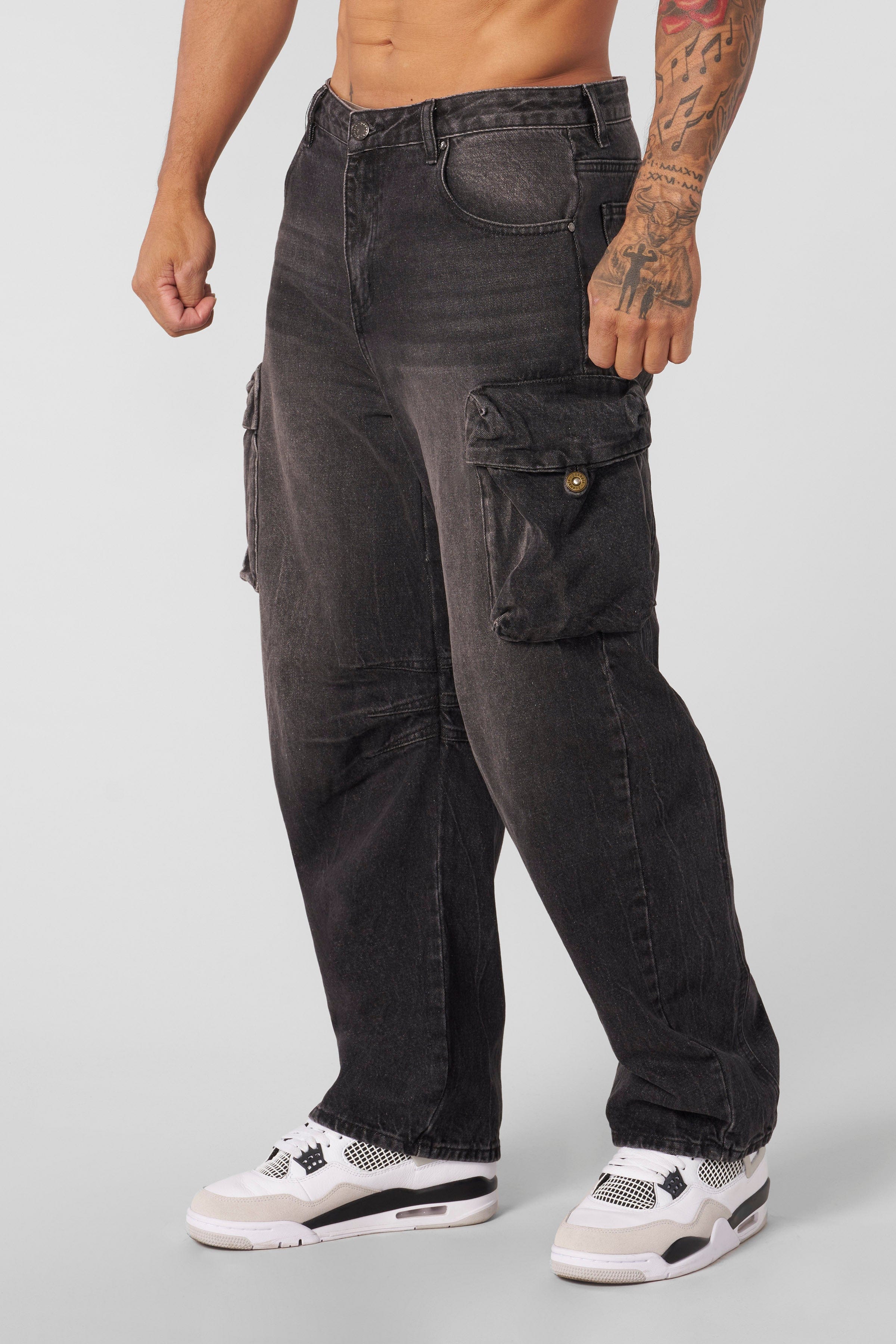 Model wearing baggy cargo jeans with casual sneakers, showcasing relaxed fit and cargo pockets