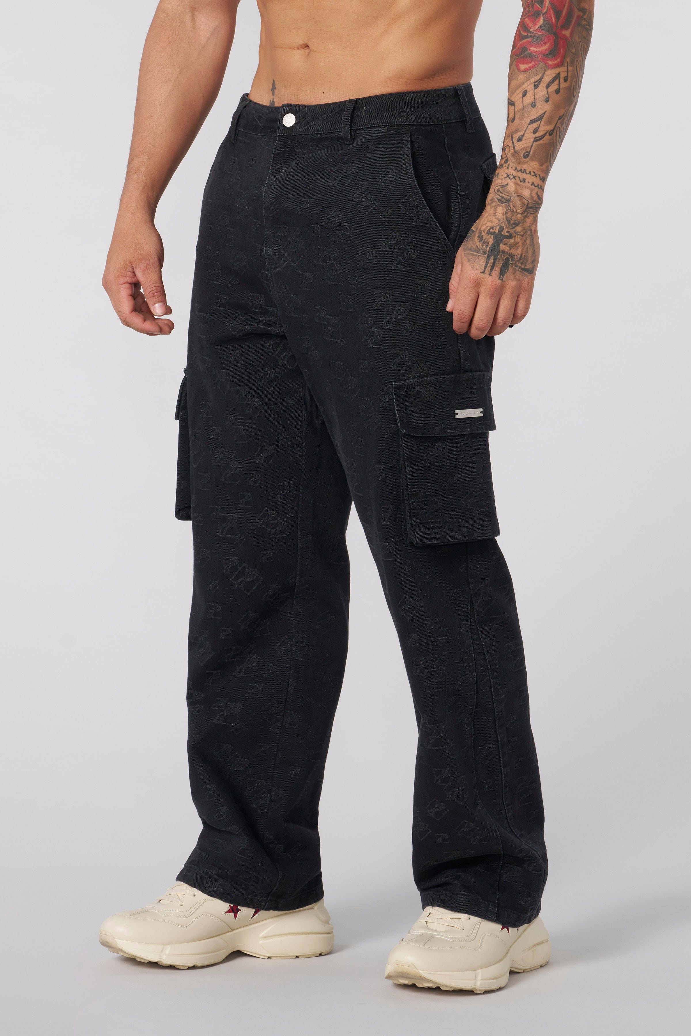 Casual outfit pairing with cargo jeans mannen in a city backdrop