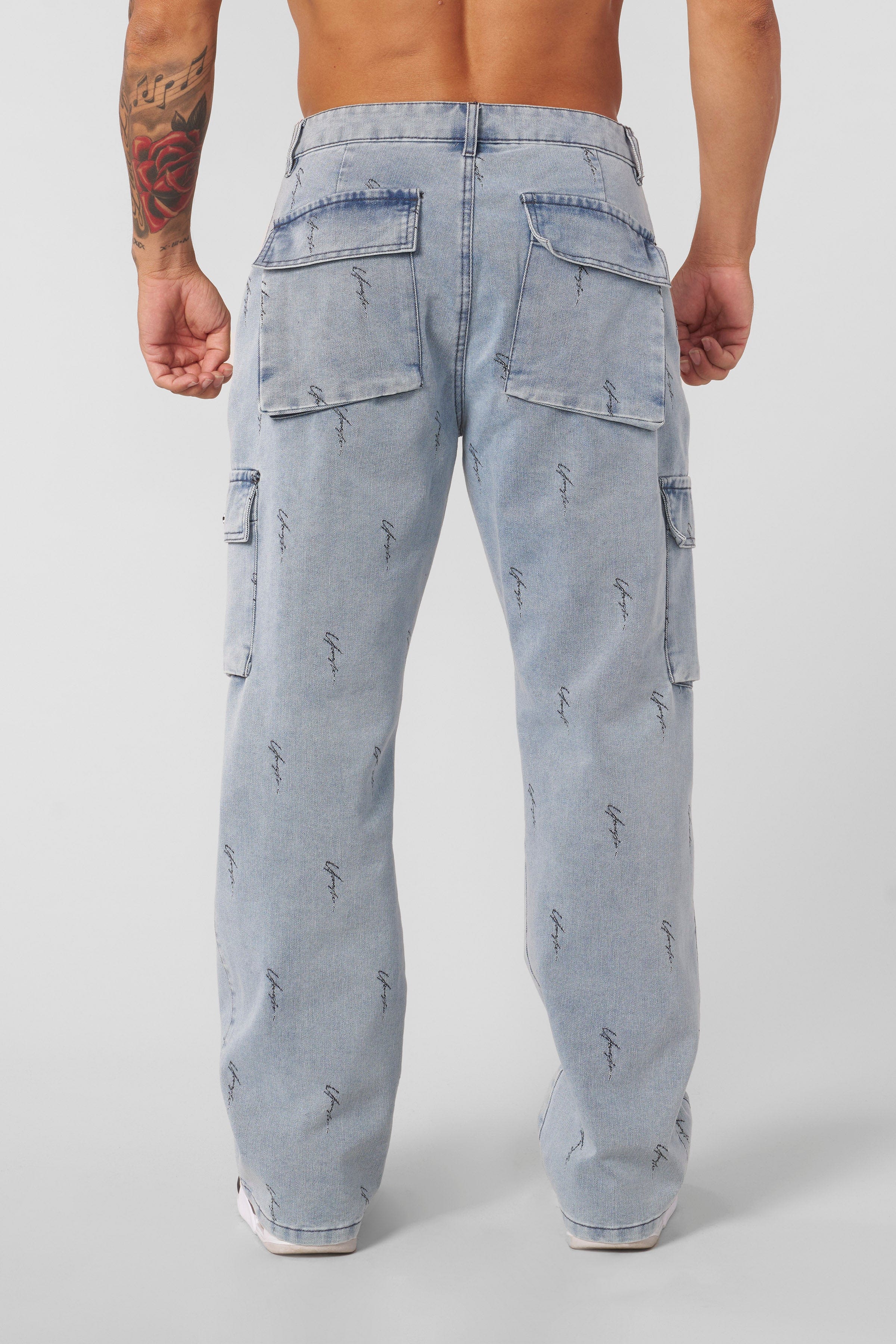 Casual outfit pairing with cargo jeans mannen in a city backdrop