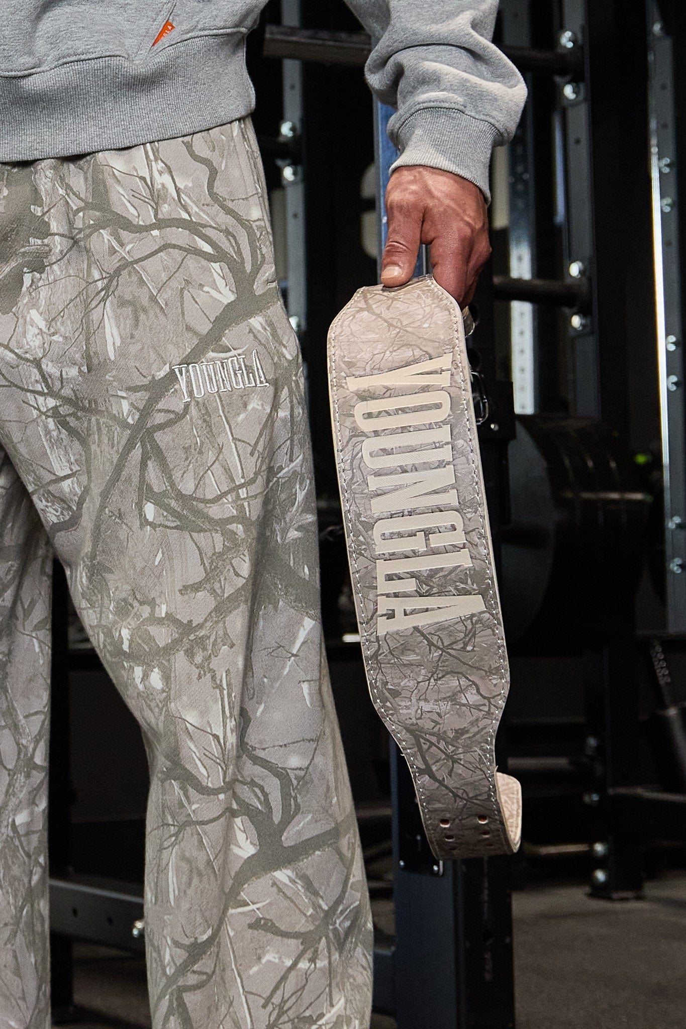 Side view of the leather weightlifting belt highlighting its 8mm thickness and durability.