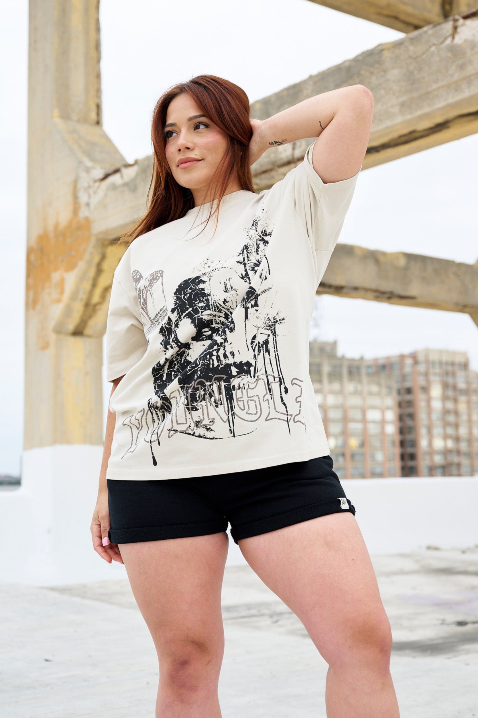 Casual look featuring the oversized cotton t-shirt styled with jeans.
