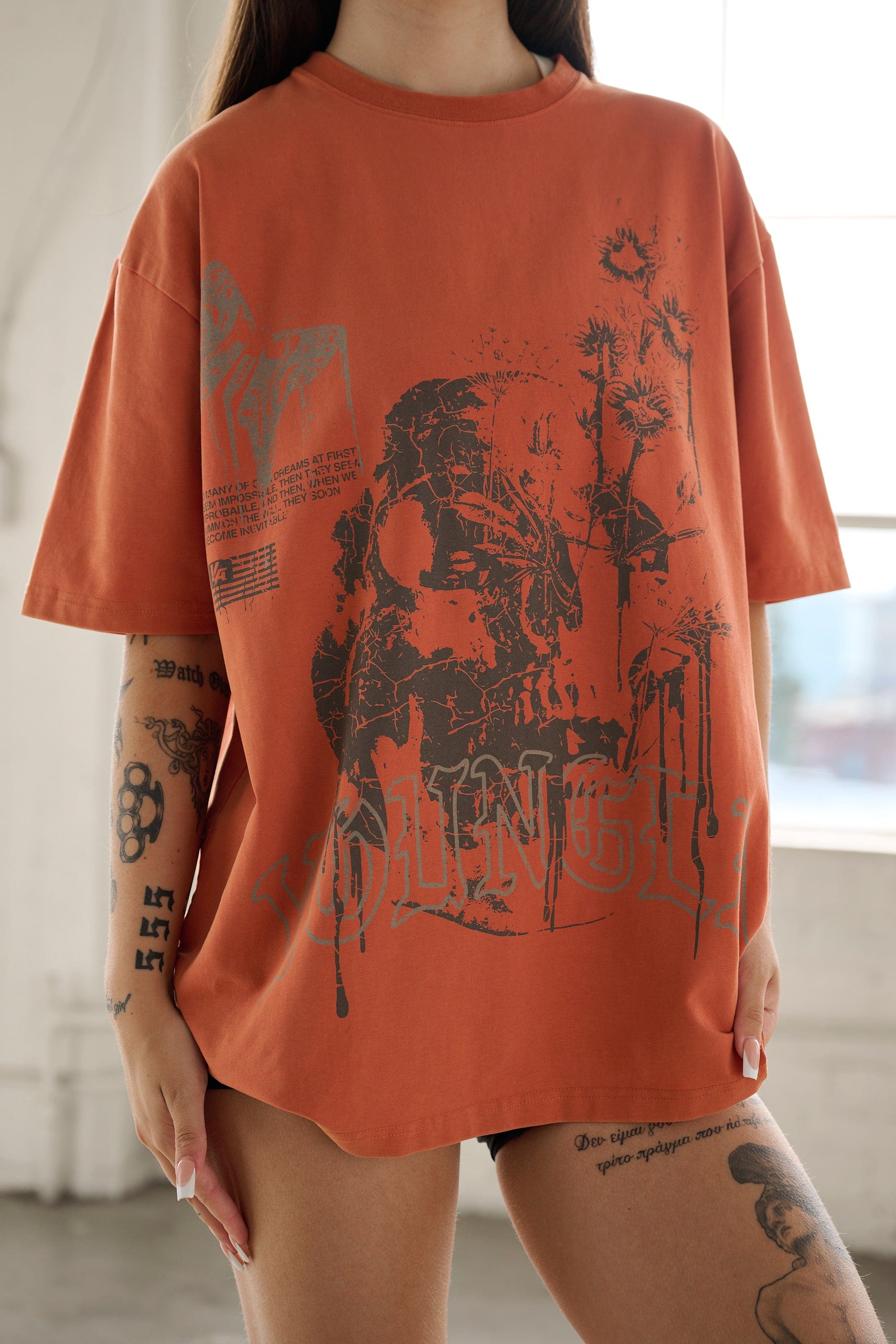 Casual look featuring the oversized cotton t-shirt styled with jeans.