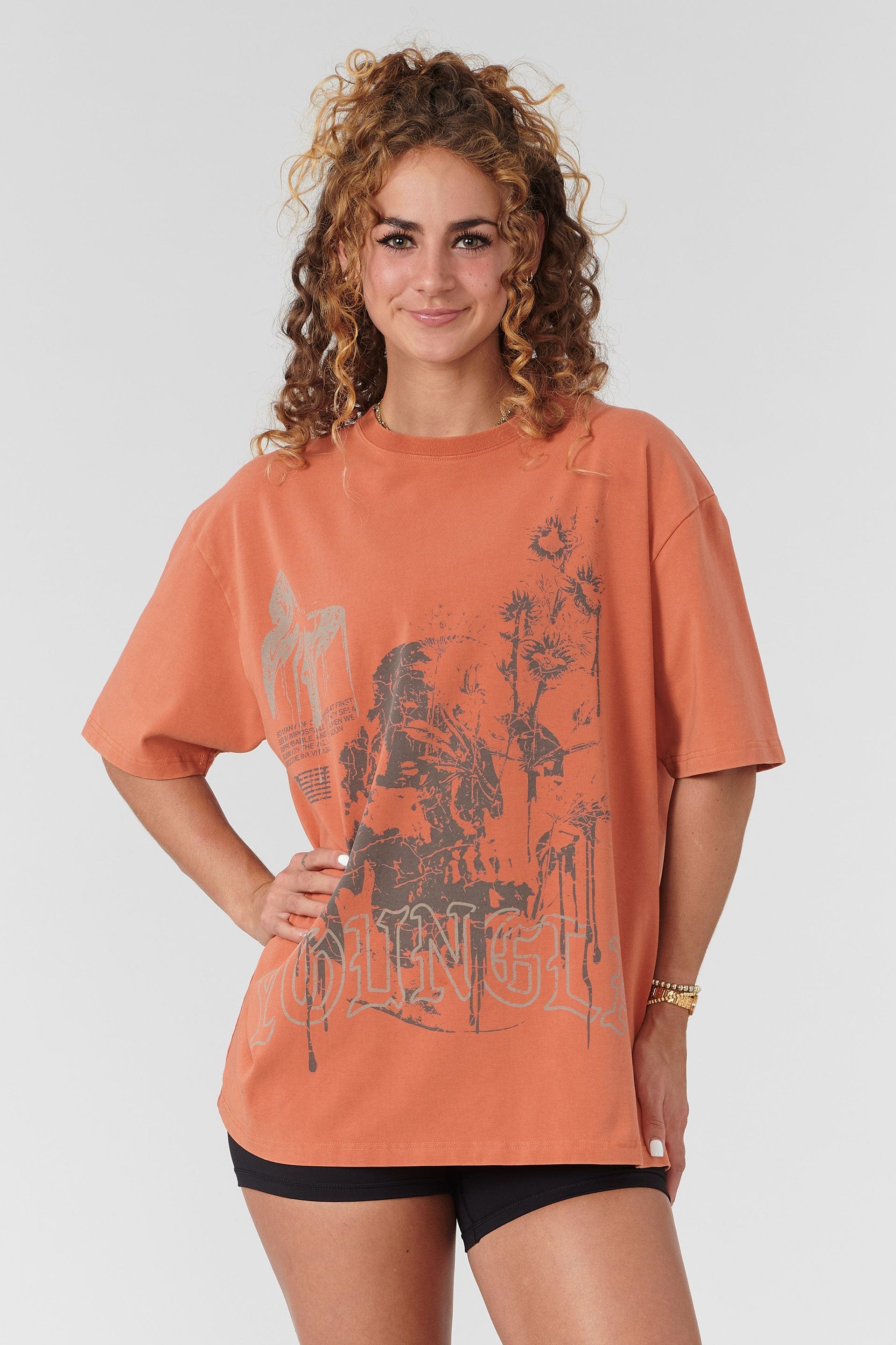 Casual look featuring the oversized cotton t-shirt styled with jeans.