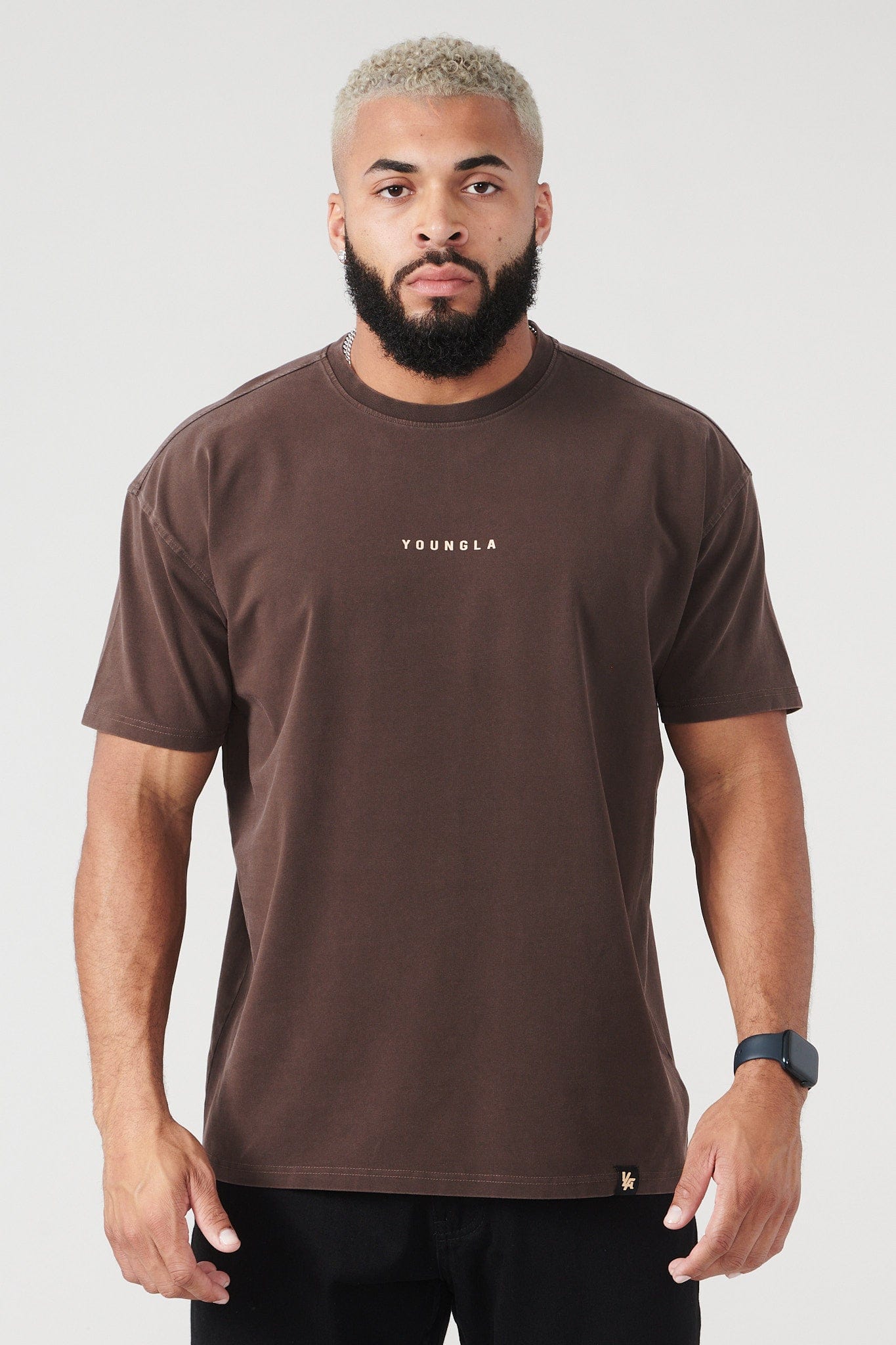 Side view of the essential long sleeve tee worn casually at a coffee shop.