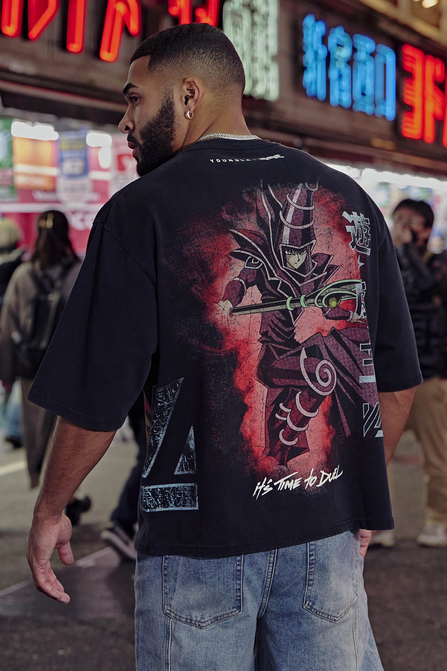 Side view of the oversized black graphic tee, perfect for streetwear.