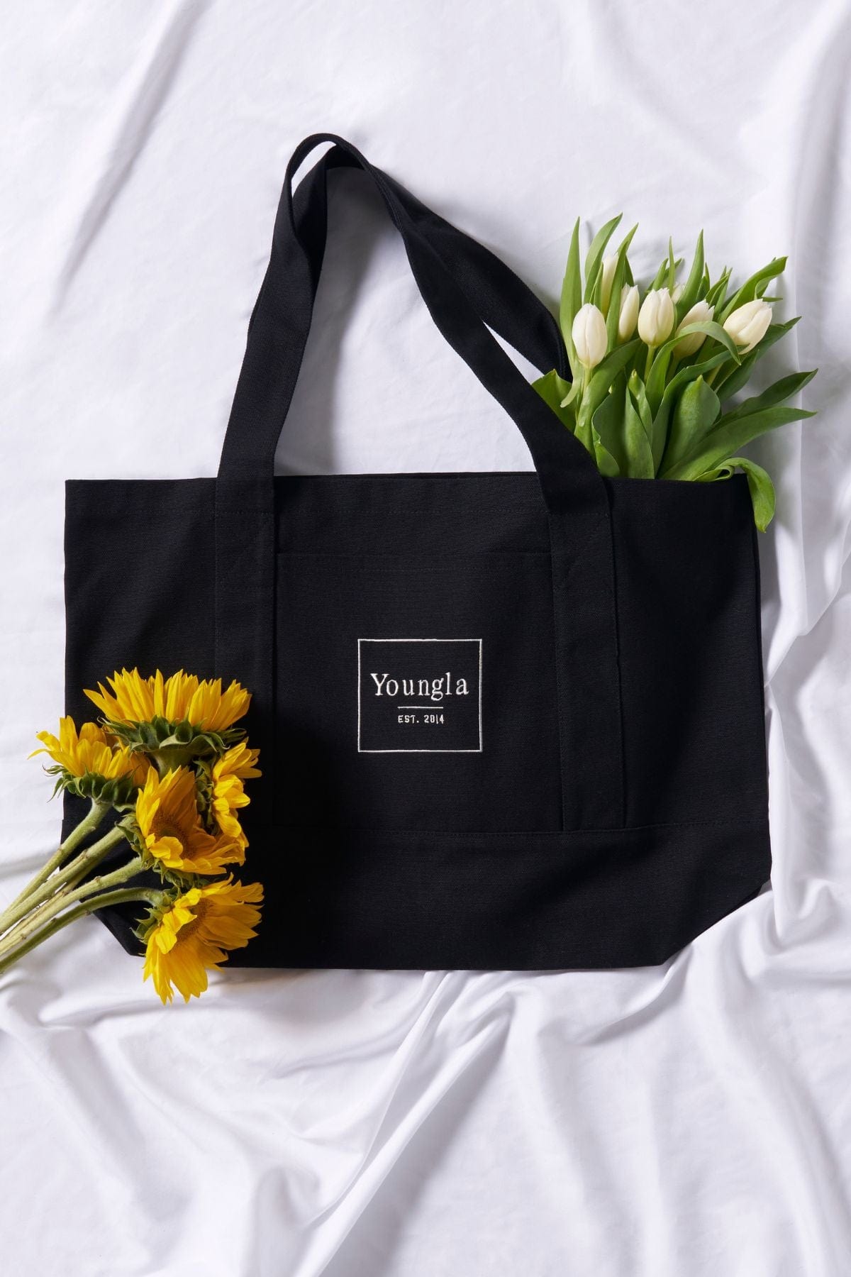 Side view of the sturdy reusable shopping bag on a city street